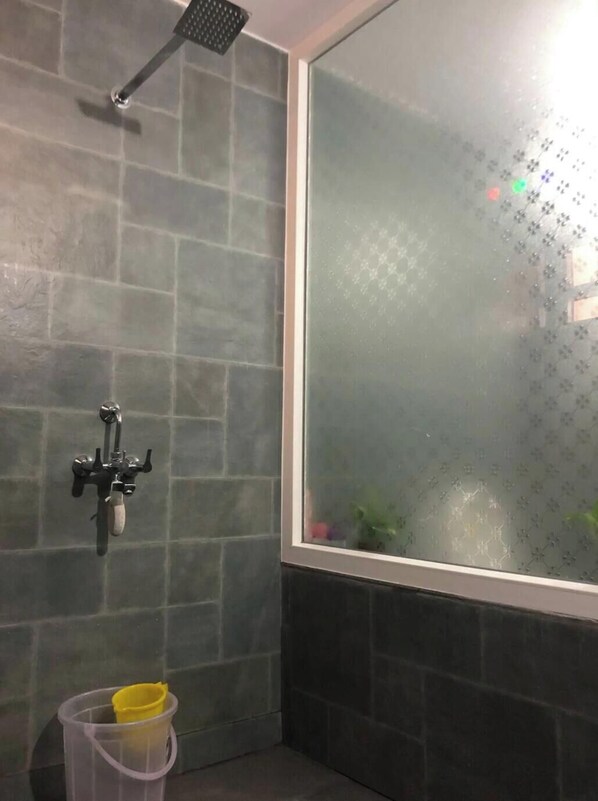 A bathroom with a shower, a toilet, and a window. - Walk to Artjuna (Mandrem)