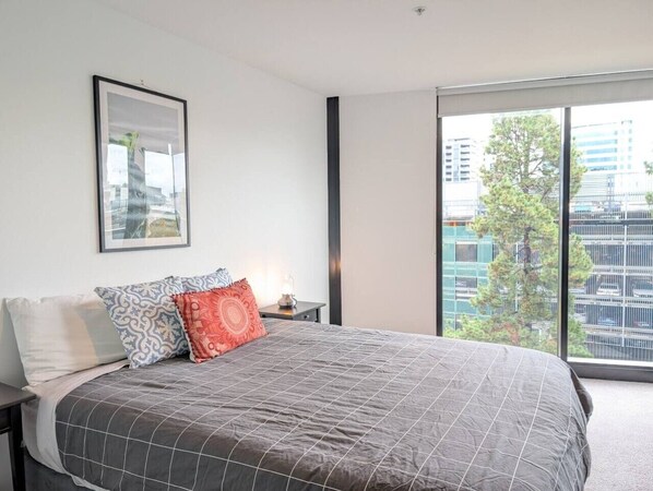 Iron/ironing board, bed sheets