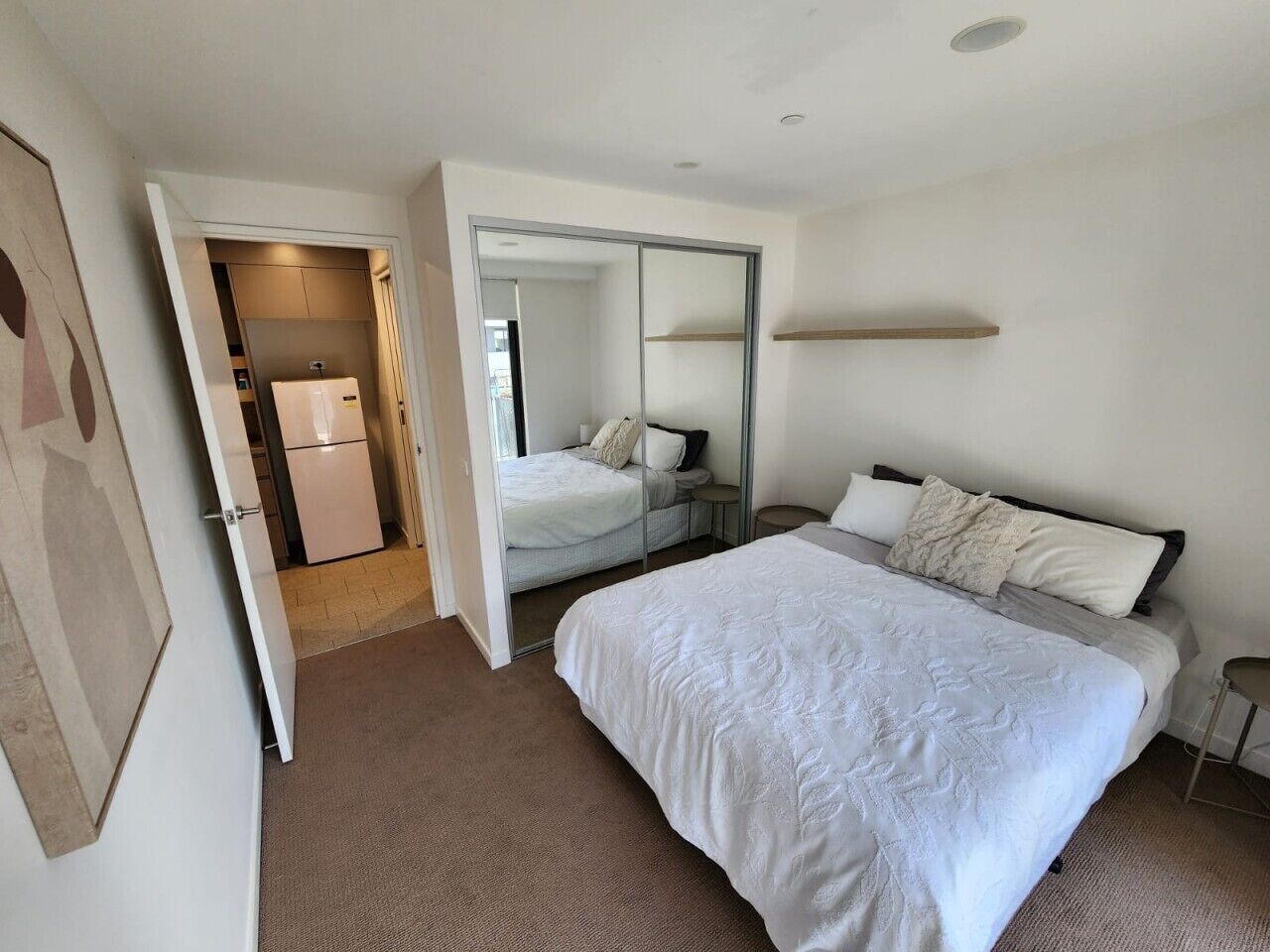 Iron/ironing board, bed sheets