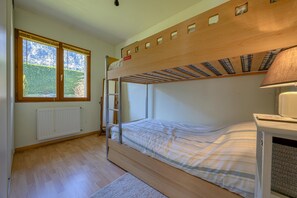 4 bedrooms, iron/ironing board, WiFi, bed sheets