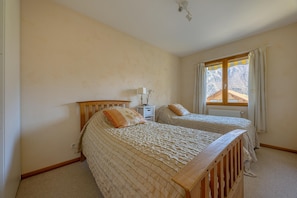 4 habitaciones, tabla de planchar con plancha, wifi y ropa de cama