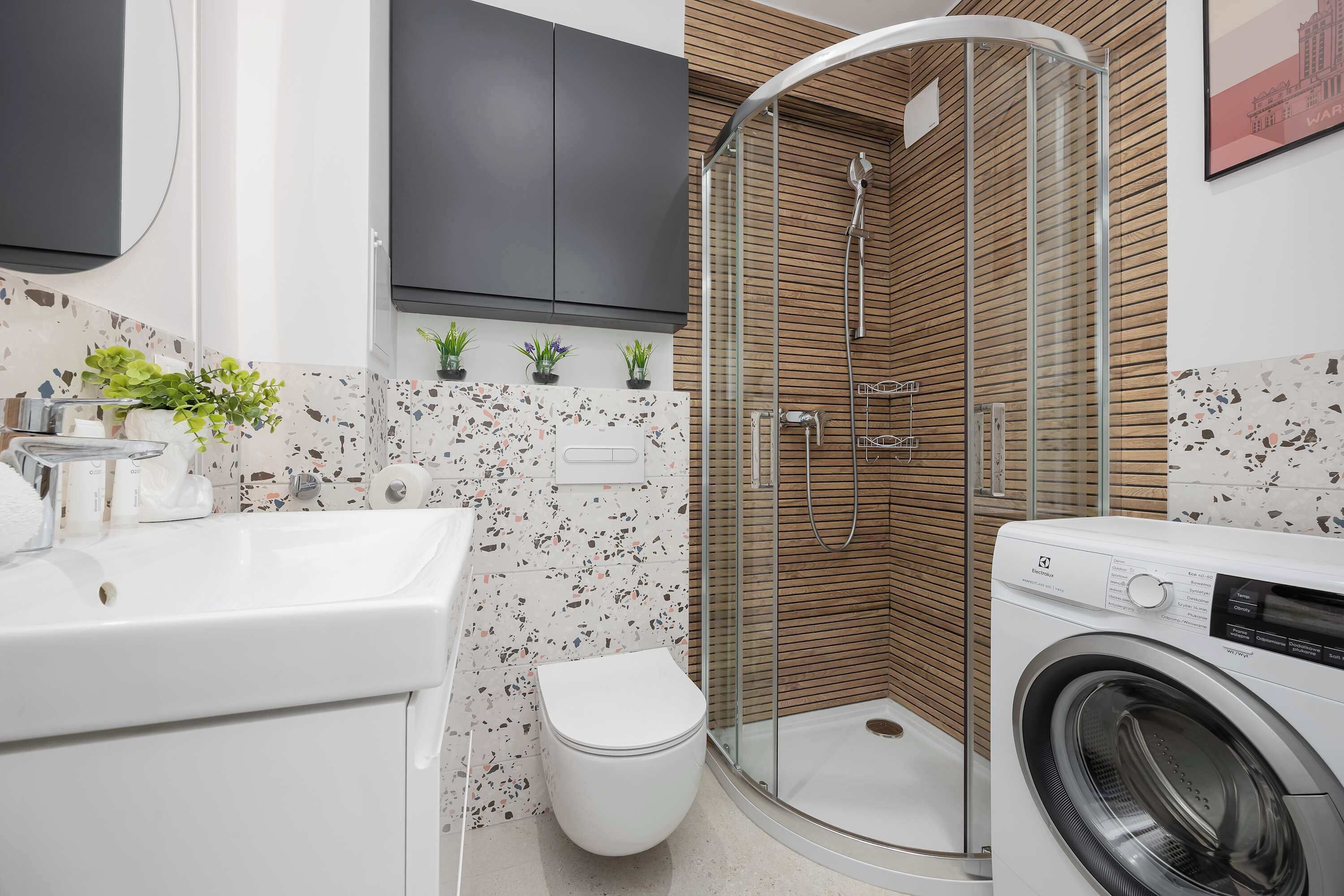 Shower, hair dryer, towels, shampoo