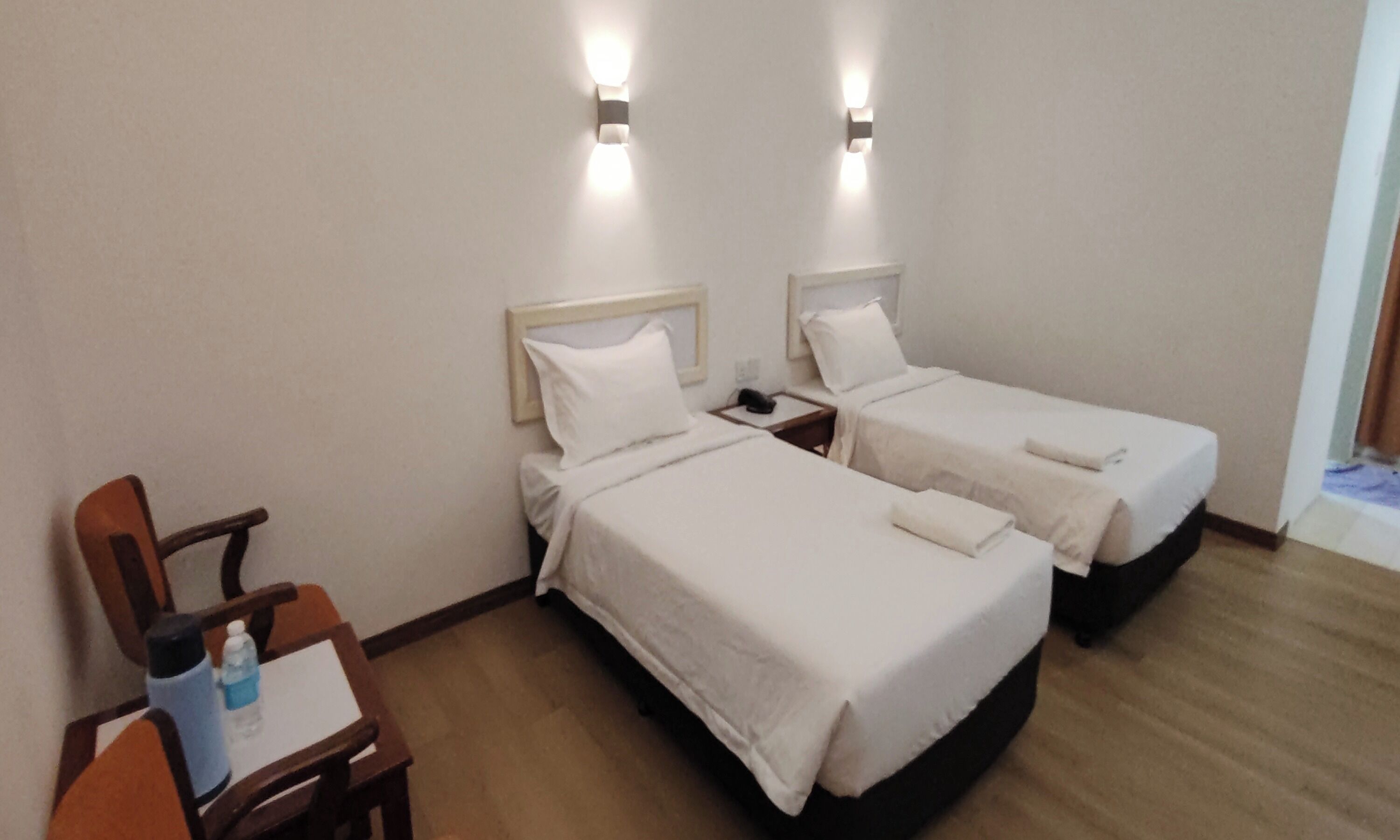 Bureau, rideaux occultants, Wi-Fi gratuit, draps fournis