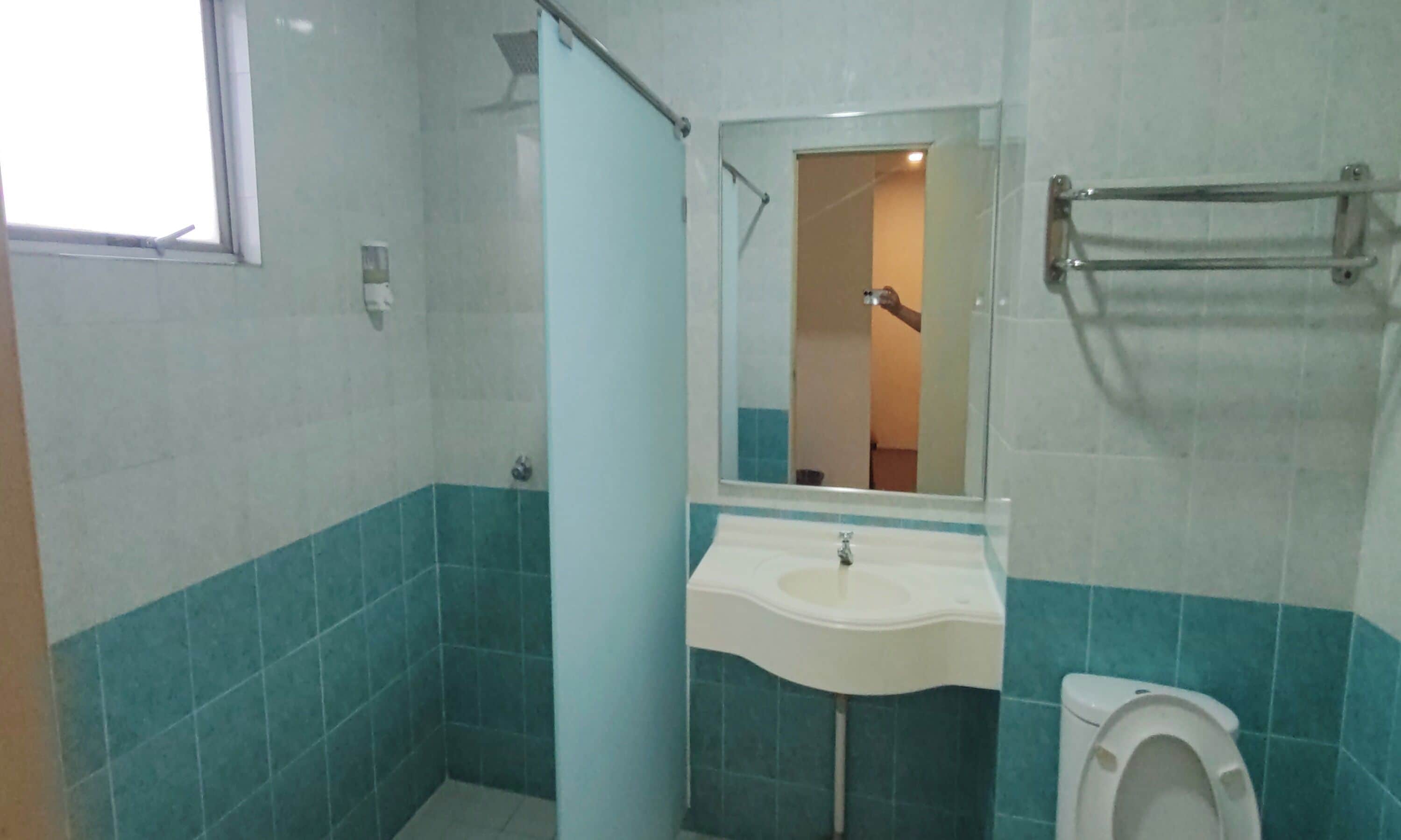 Standard Twin Room | Bathroom | Free toiletries, hair dryer, slippers, towels
