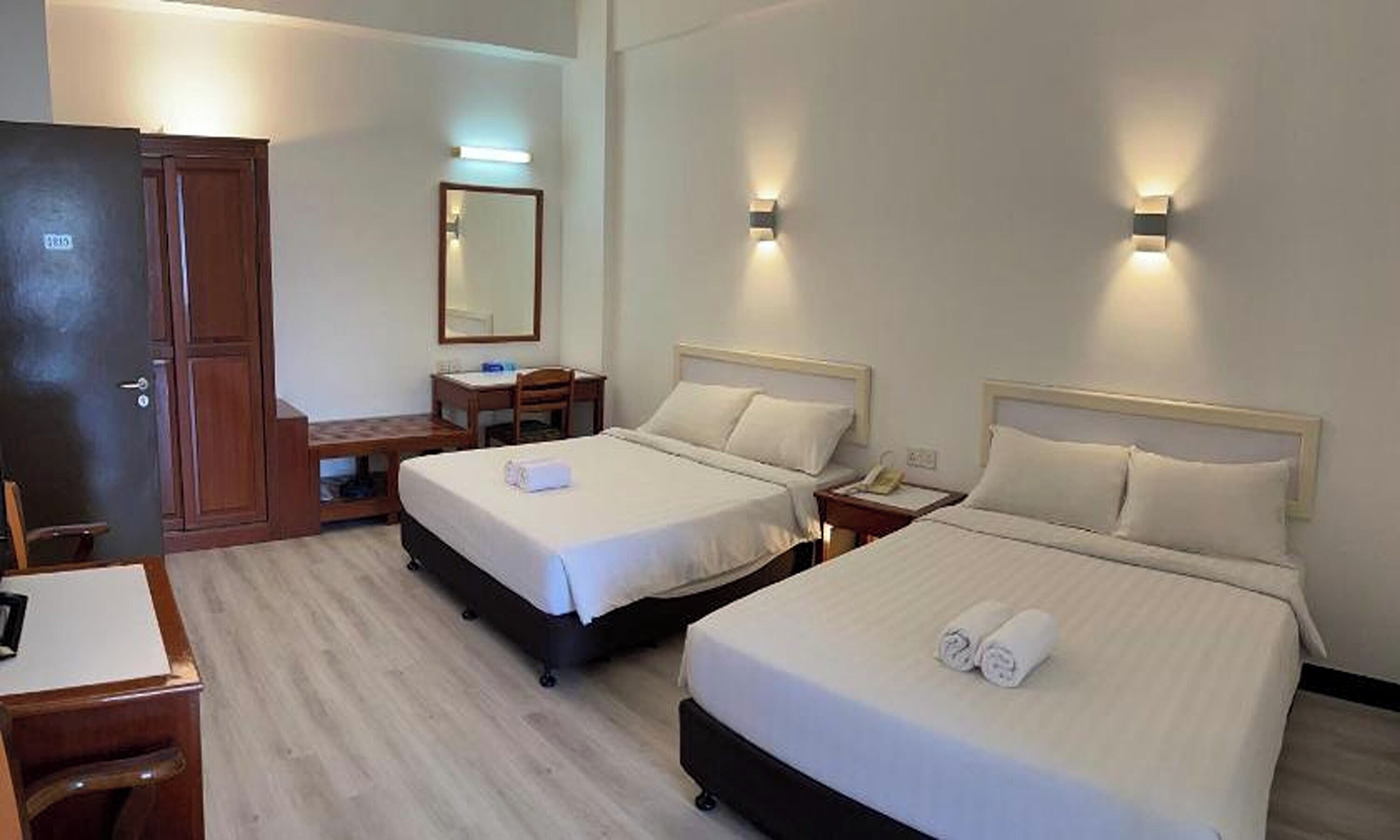 Deluxe Quadruple Room | Desk, blackout drapes, WiFi (free), bed sheets