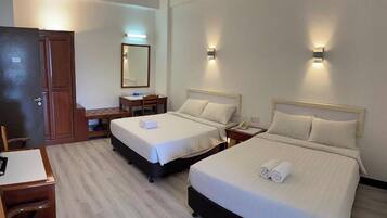 Deluxe Quadruple Room | Desk, blackout drapes, WiFi (free), bed sheets