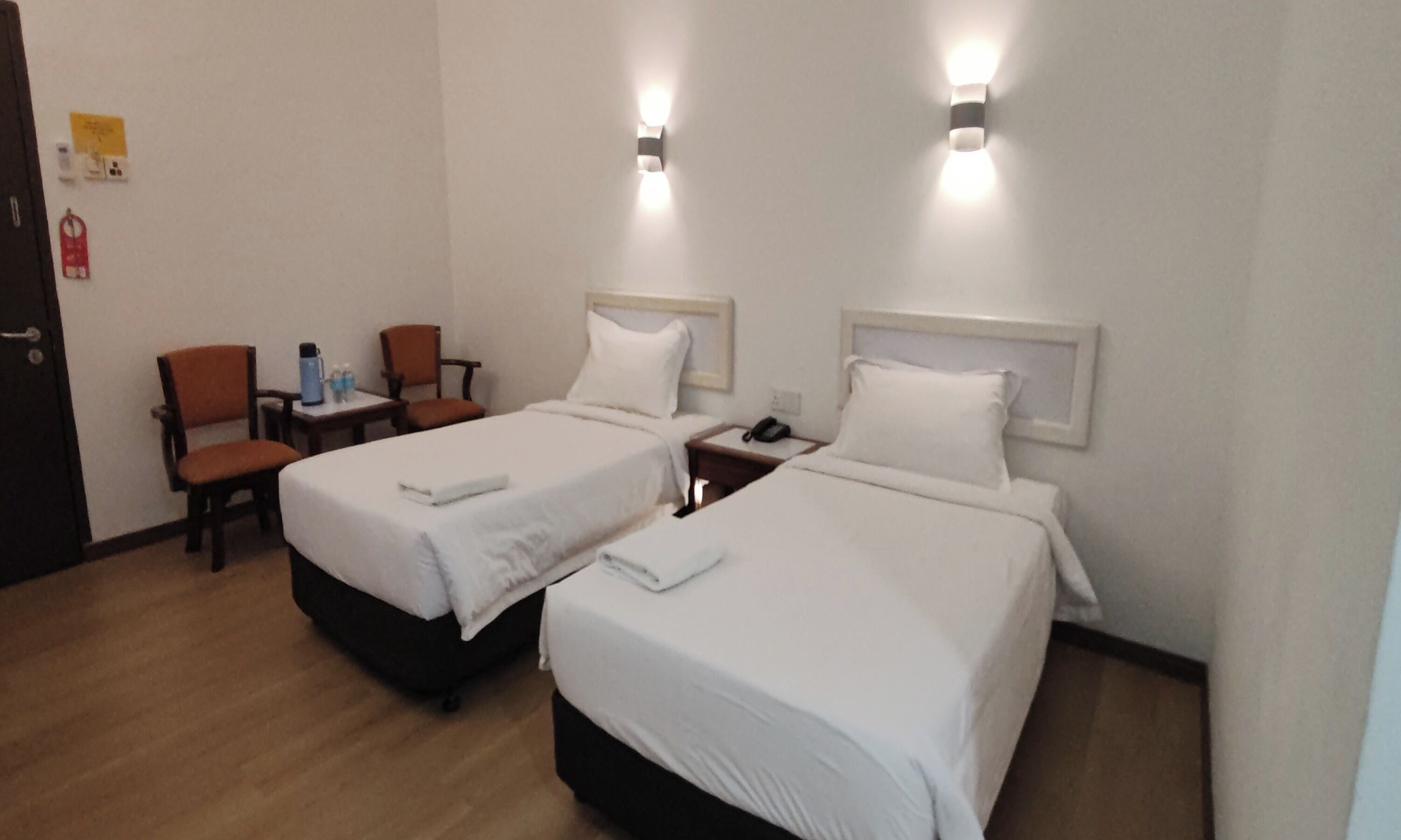 Bureau, rideaux occultants, Wi-Fi gratuit, draps fournis