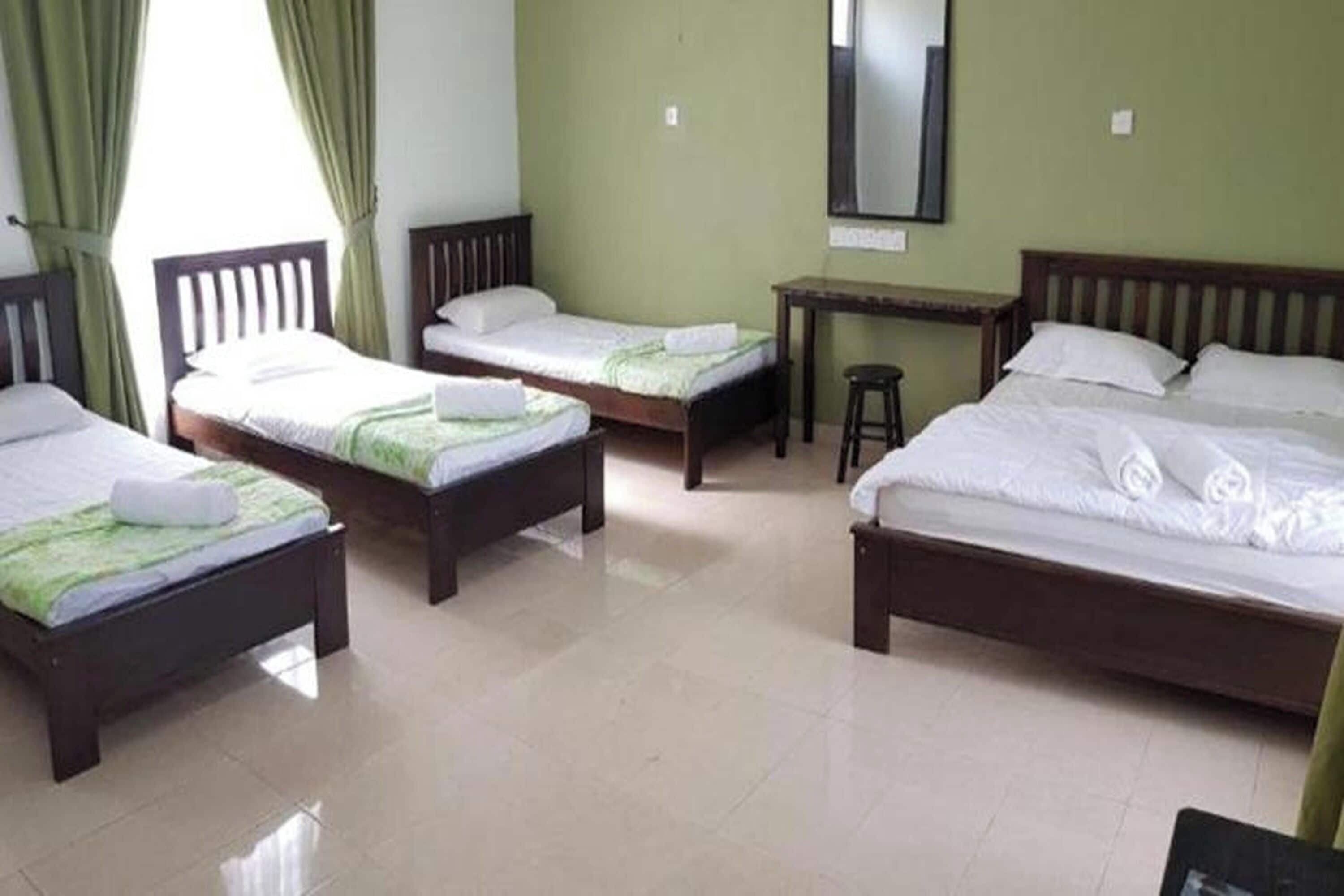 Habitación Grand | Escritorio, tabla de planchar con plancha, ropa de cama