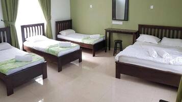 Escritorio, tabla de planchar con plancha y ropa de cama