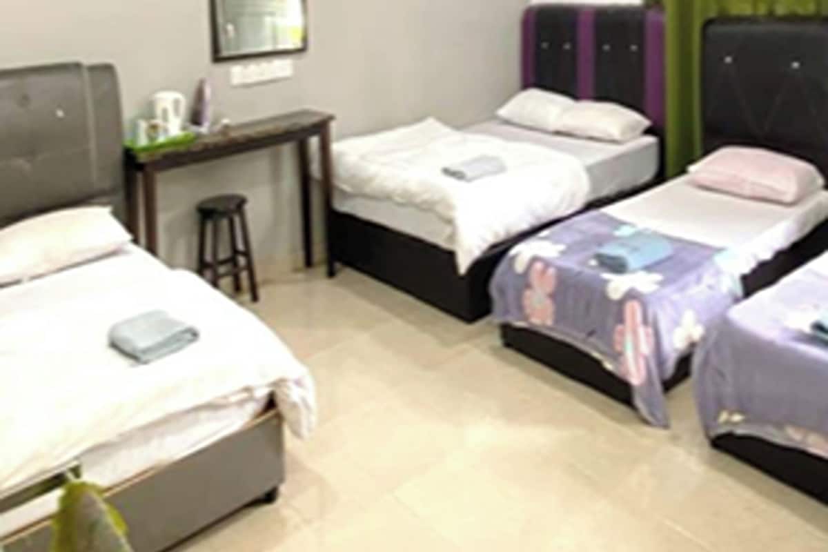 Habitación Grand | Escritorio, tabla de planchar con plancha y ropa de cama