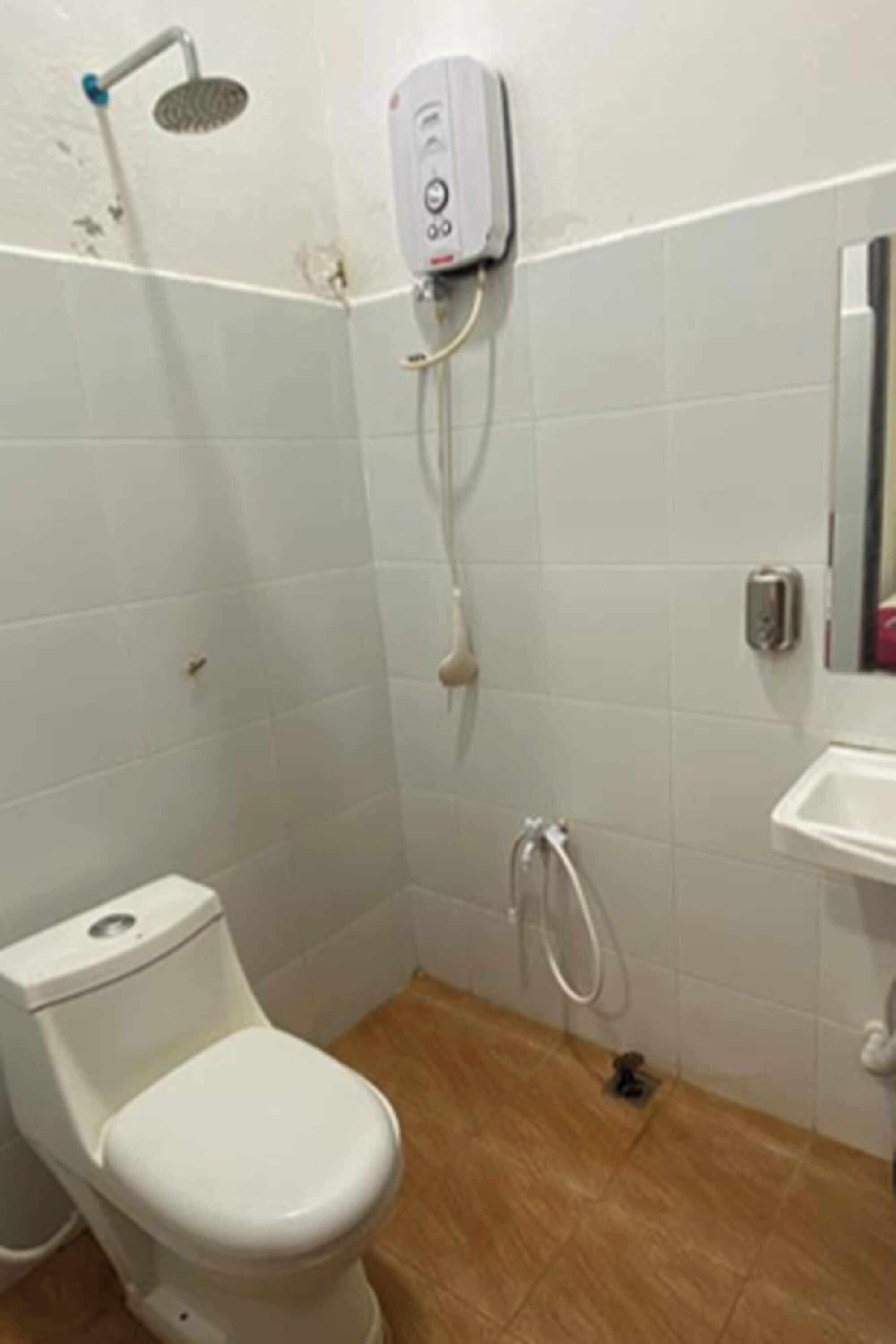 Une salle de bain avec des toilettes, une douche et un lavabo.