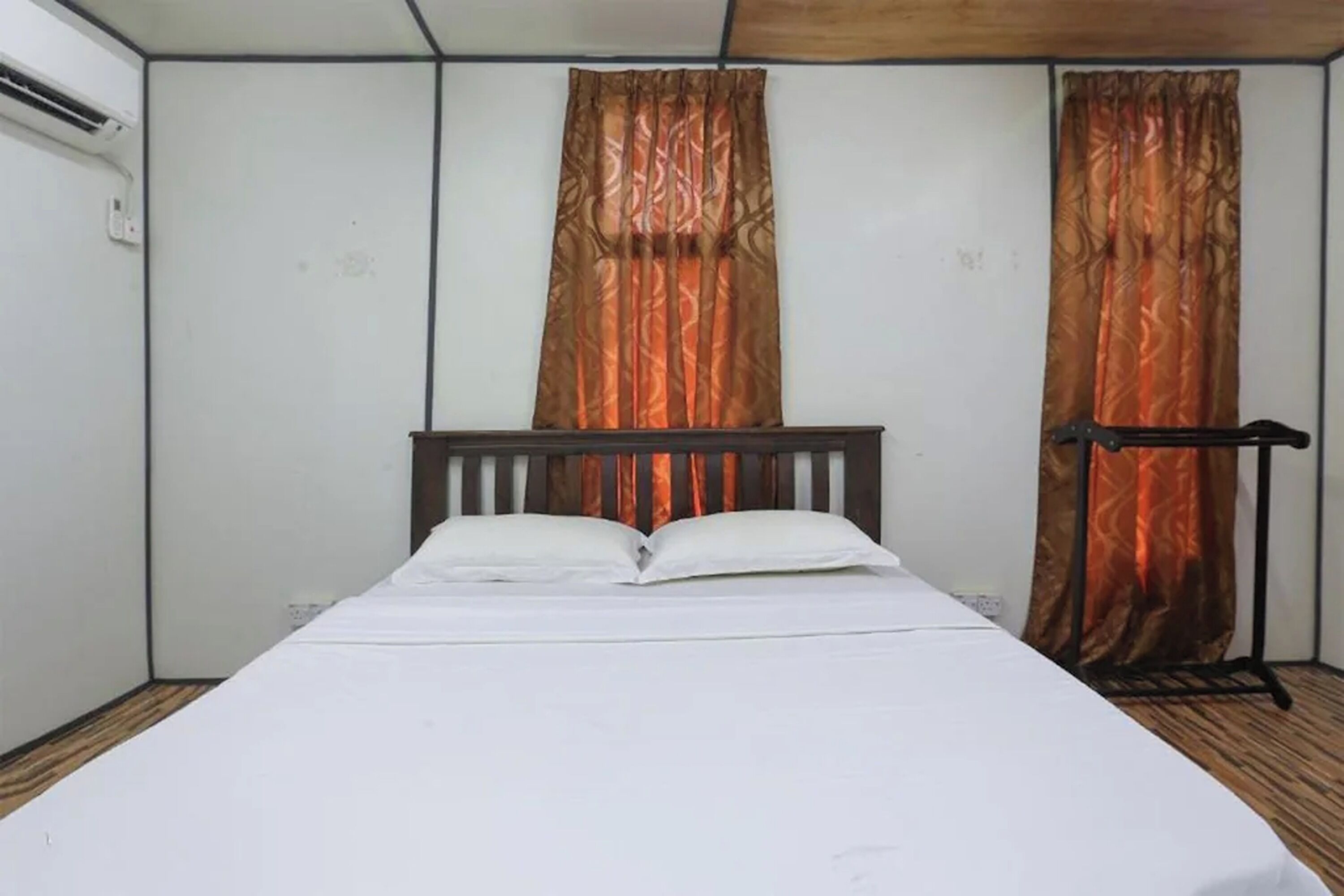 Meja kerja, setrika/meja setrika, dan seprai linen