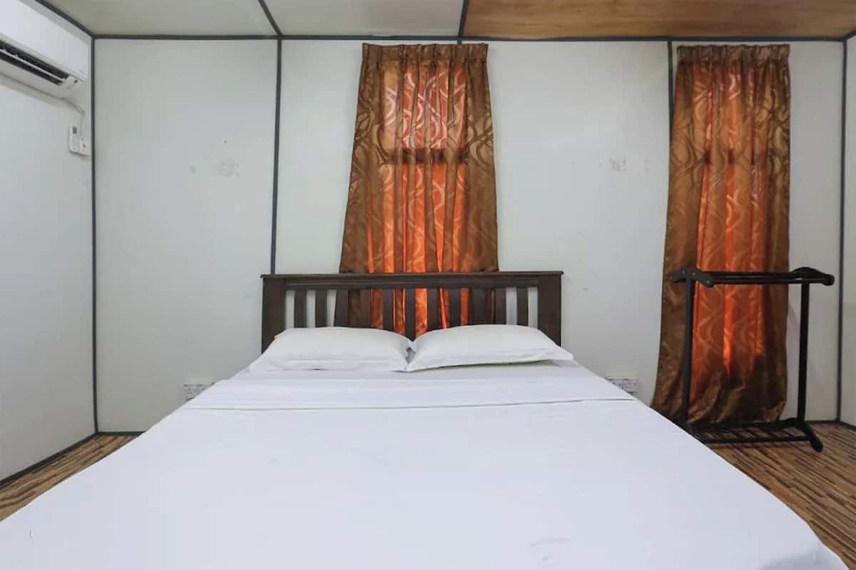 Desk, iron/ironing board (on request), bed sheets