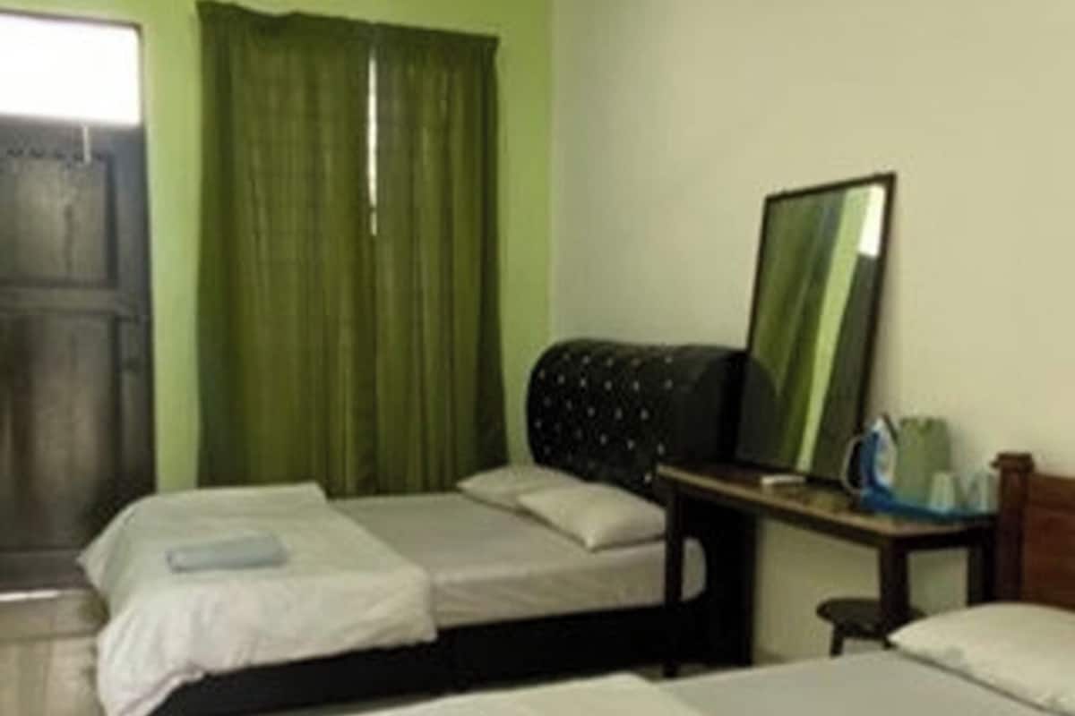 Habitación familiar | Escritorio, tabla de planchar con plancha y ropa de cama
