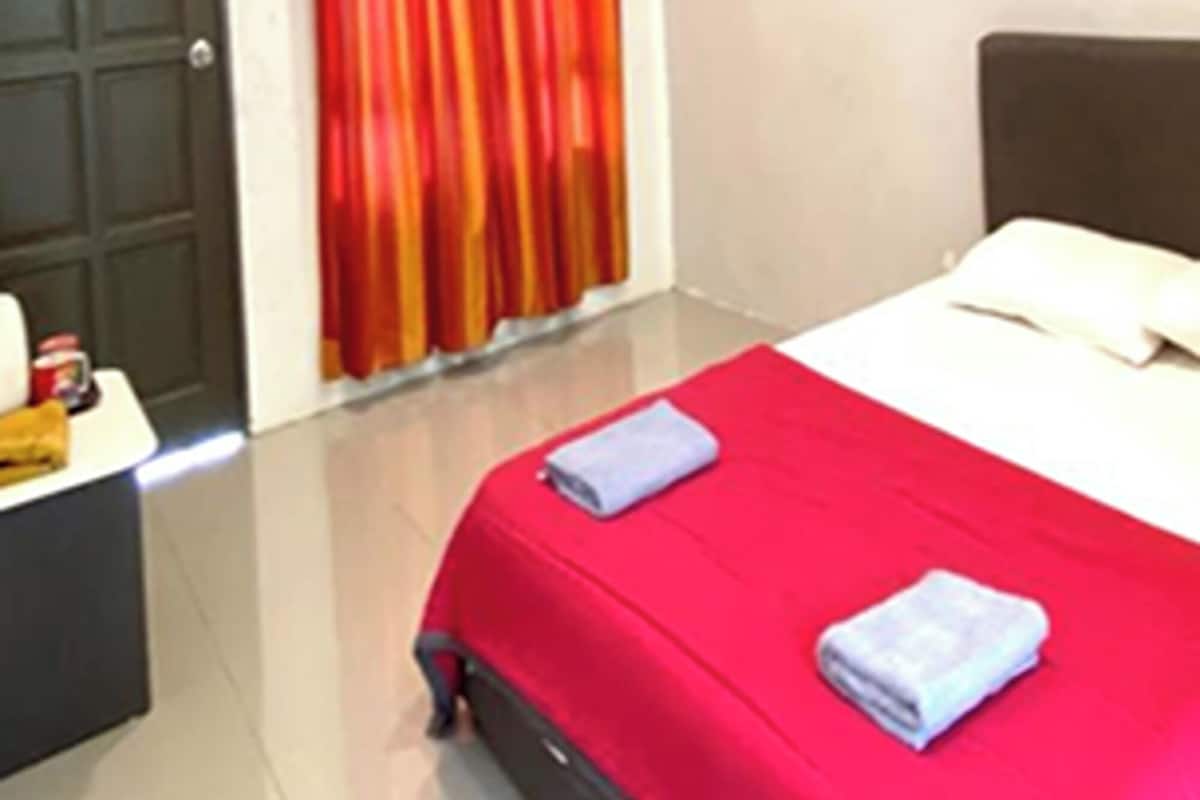 Habitación Deluxe | Escritorio, tabla de planchar con plancha y ropa de cama