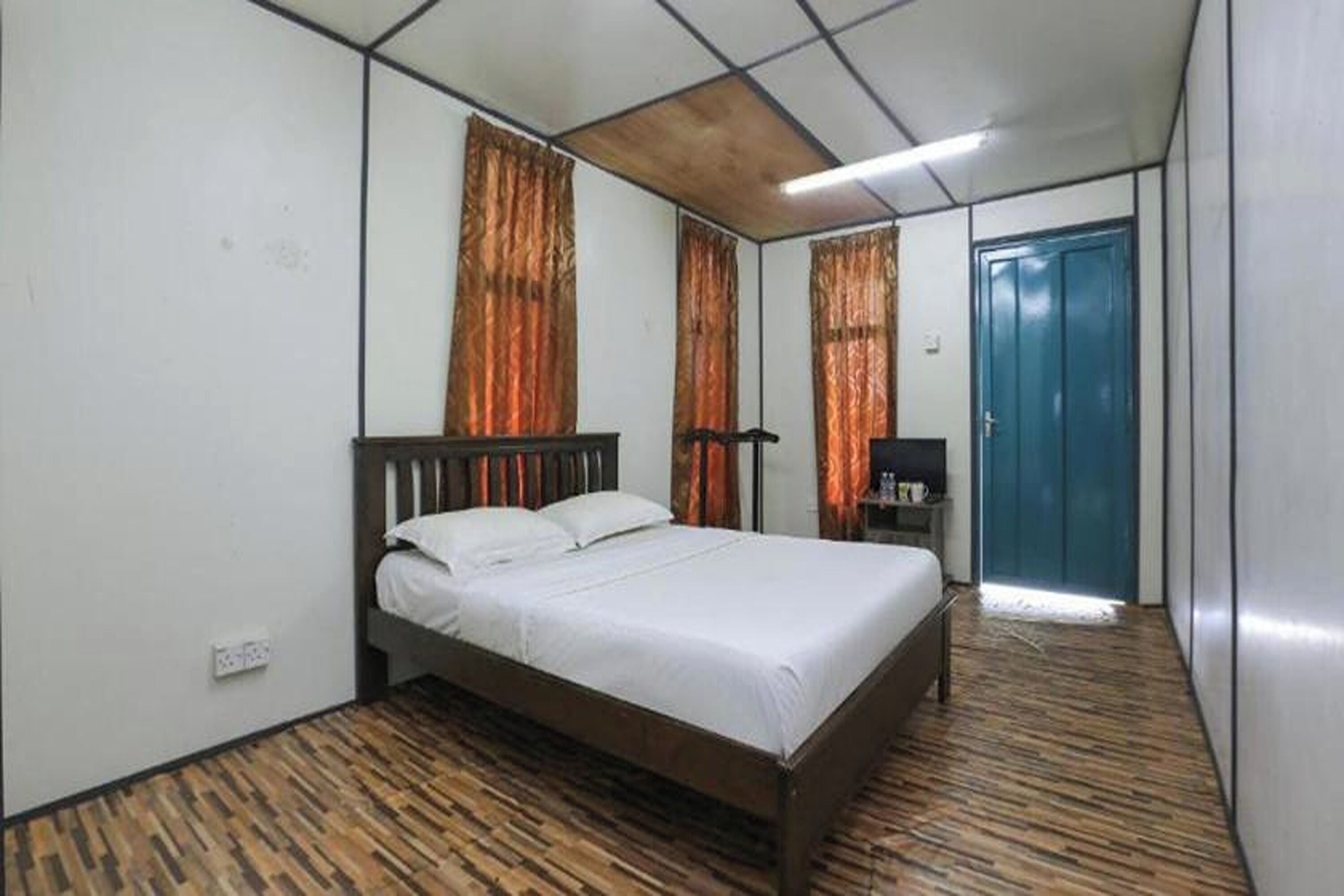 Meja kerja, setrika/meja setrika, dan seprai linen
