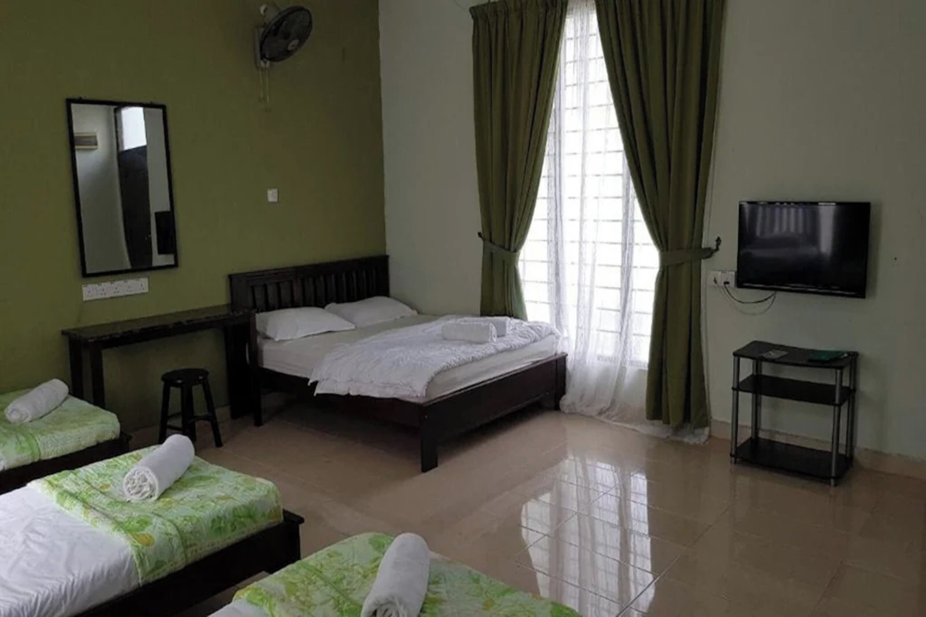 Kamar Grand | Meja kerja, setrika/meja setrika, dan seprai linen