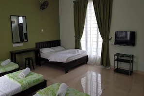 Habitación Grand | Escritorio, tabla de planchar con plancha y ropa de cama