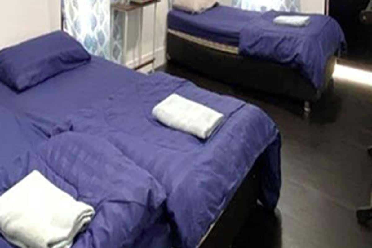 Family Cabin | Escritorio, tabla de planchar con plancha y ropa de cama