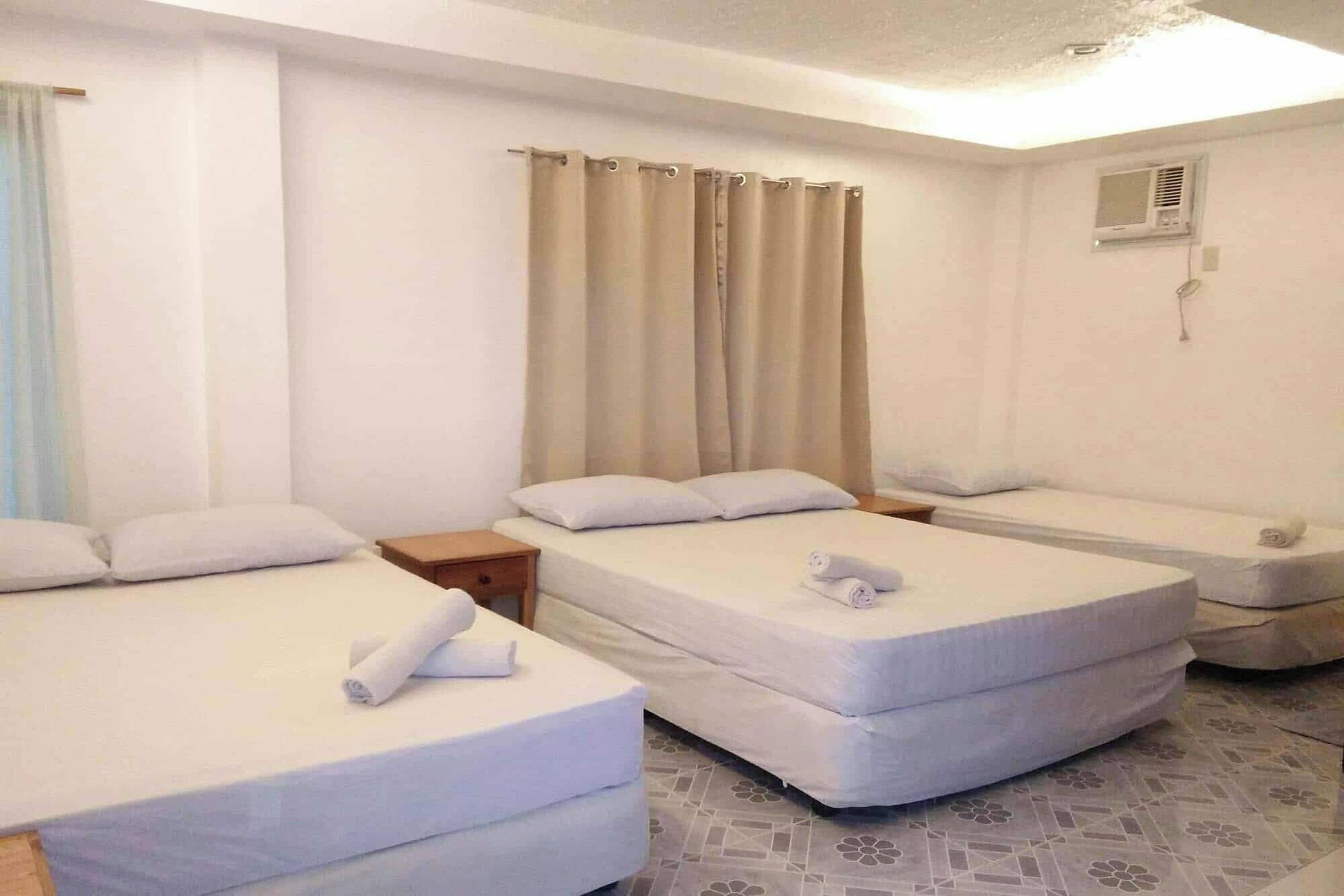 Family Room | Desk, free WiFi, bed sheets