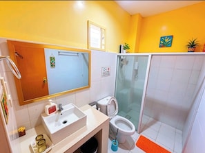 Family Room | Bathroom | Shower, rainfall showerhead, free toiletries, hair dryer - Hotel Casa Teofista (Panglao)