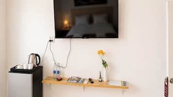 Standard Twin Room | Desk, WiFi (free), bed sheets