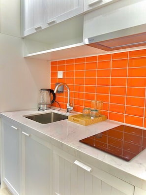 Suite Premier, vista a la ciudad | Cocineta privada | Frigobar, parrilla de estufa y utensilios de cocina