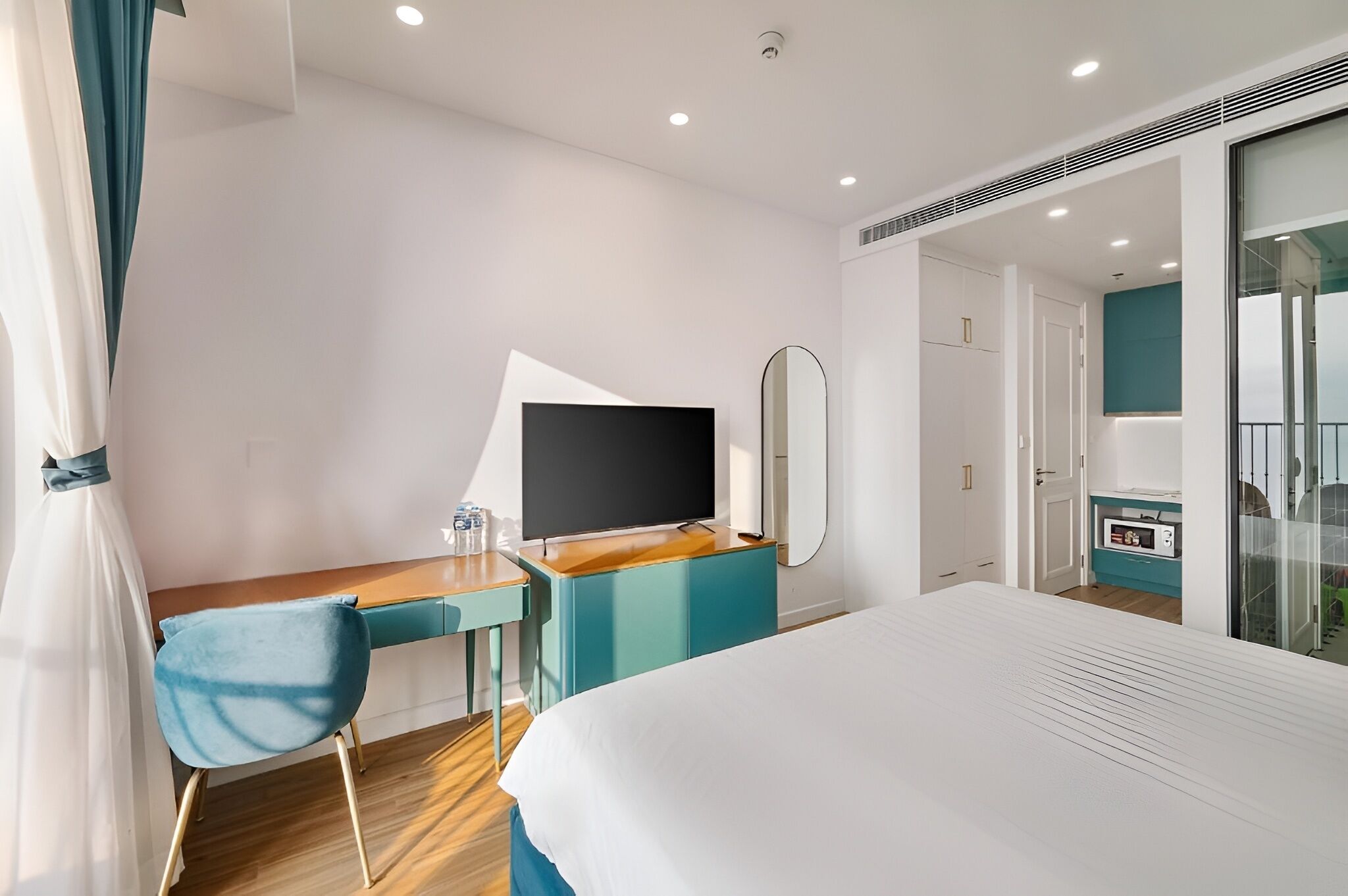 Premier Studio, Ocean View | Pillowtop beds, blackout drapes, iron/ironing board, WiFi (free)