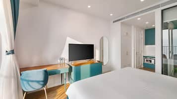 Premier Studio, Ocean View | Pillowtop beds, blackout drapes, iron/ironing board, WiFi (free)