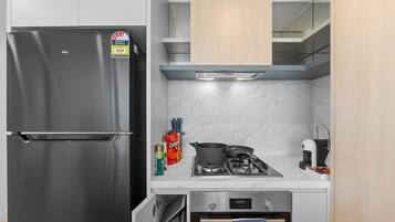 Coffee/tea maker, fridge, microwave, oven