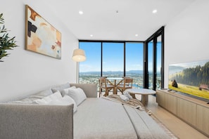 TV - NEW Casino Highfloor Ocean View 1BR  Tram/Pool/Gym (Broadbeach)