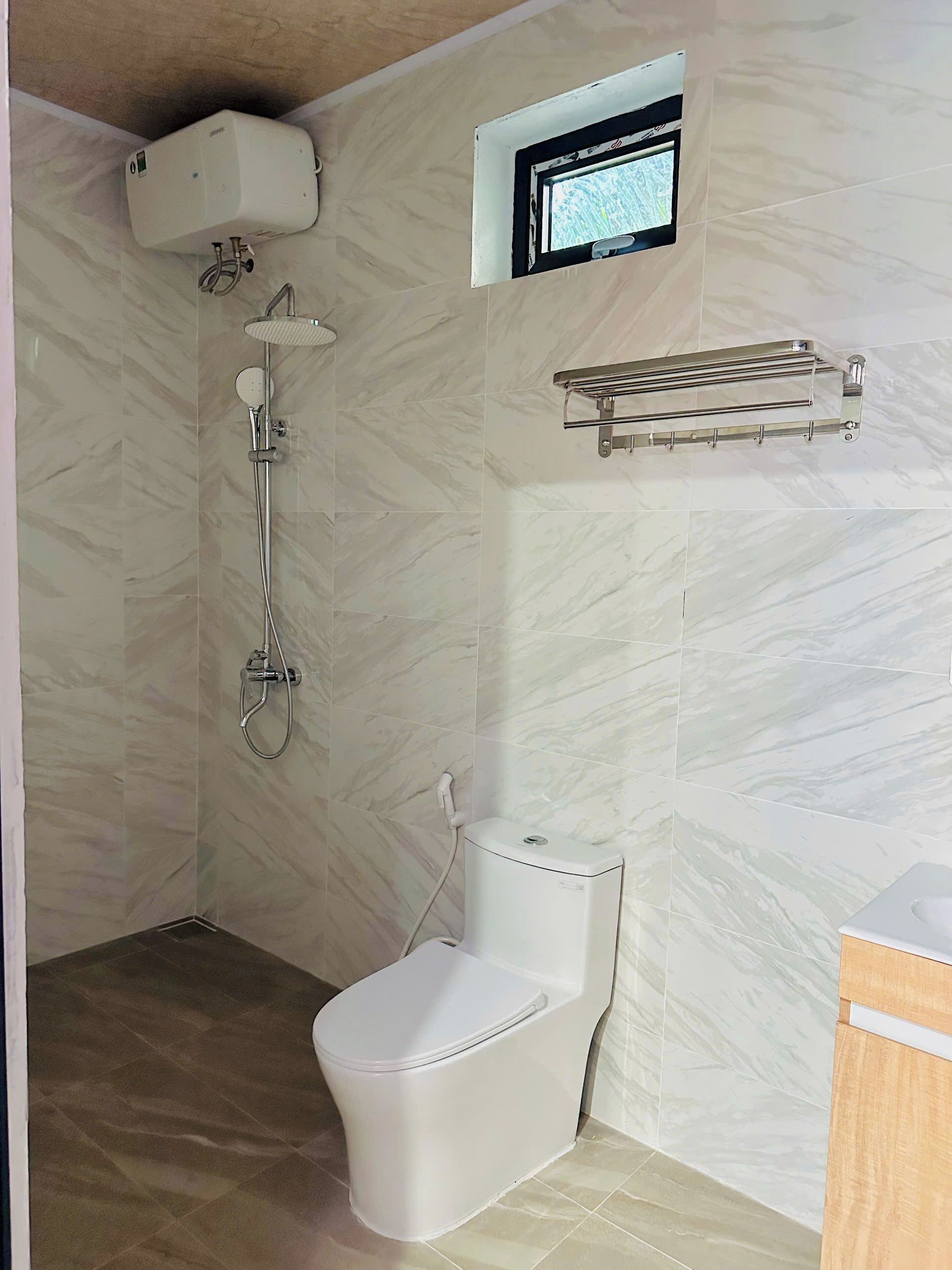 Quadrupla Standard | Bagno | Doccia, asciugamani, sapone, shampoo
