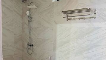Quadrupla Standard | Bagno | Doccia, asciugamani, sapone, shampoo