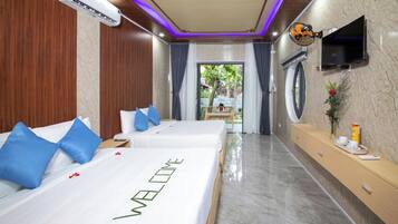 Quadrupla Deluxe, vista giardino | Una scrivania, Wi-Fi gratuito