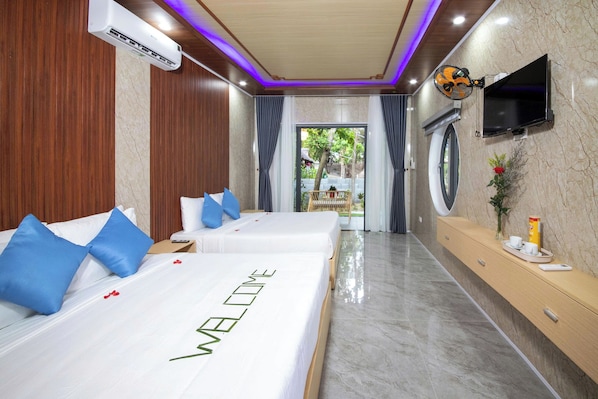 Chambre Quadruple Deluxe, vue jardin | Bureau, Wi-Fi gratuit