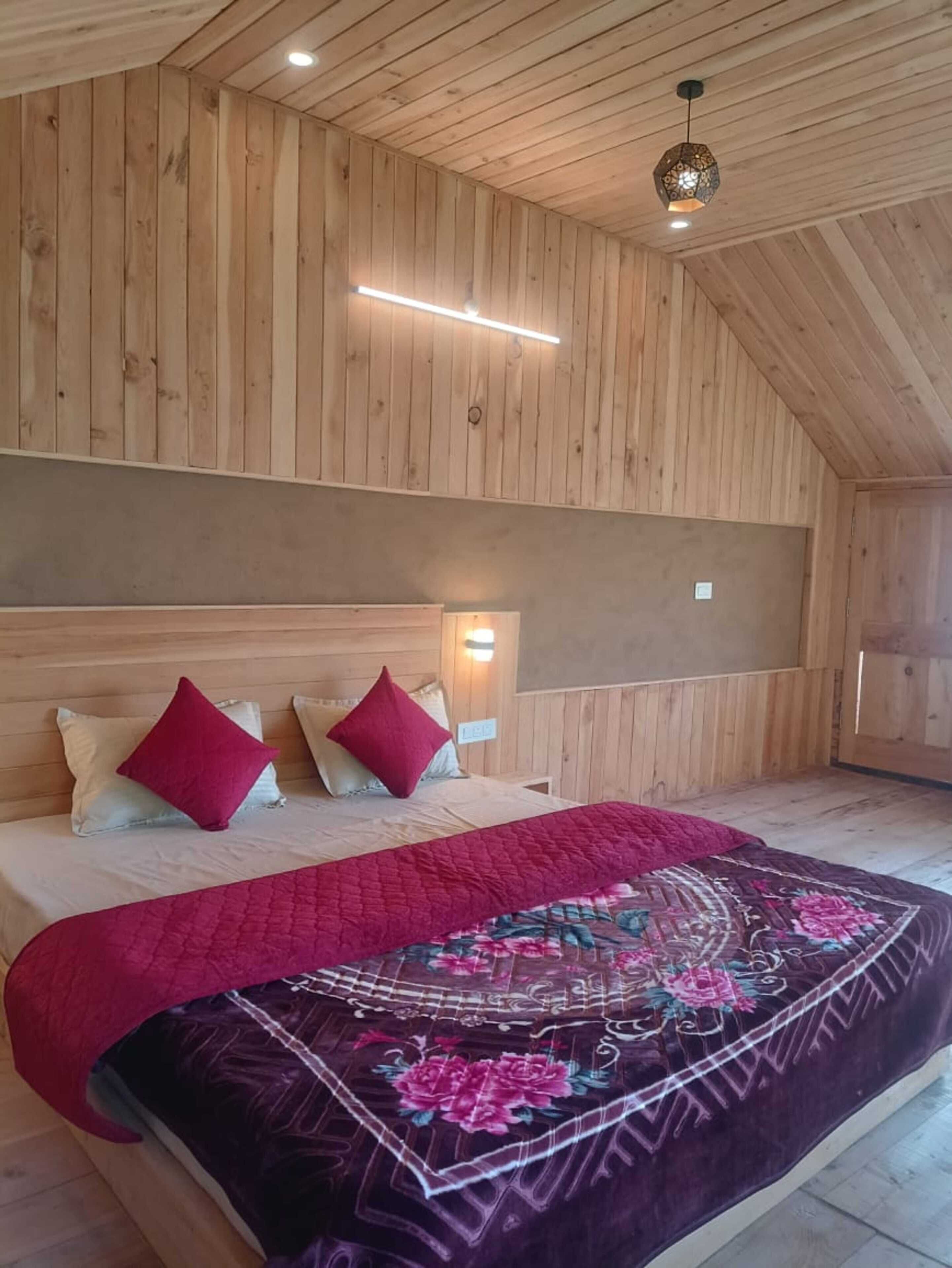 Deluxe Room | Rollaway beds, bed sheets