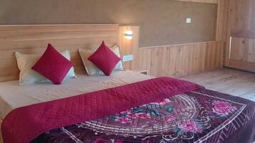 Deluxe Room | Rollaway beds, bed sheets
