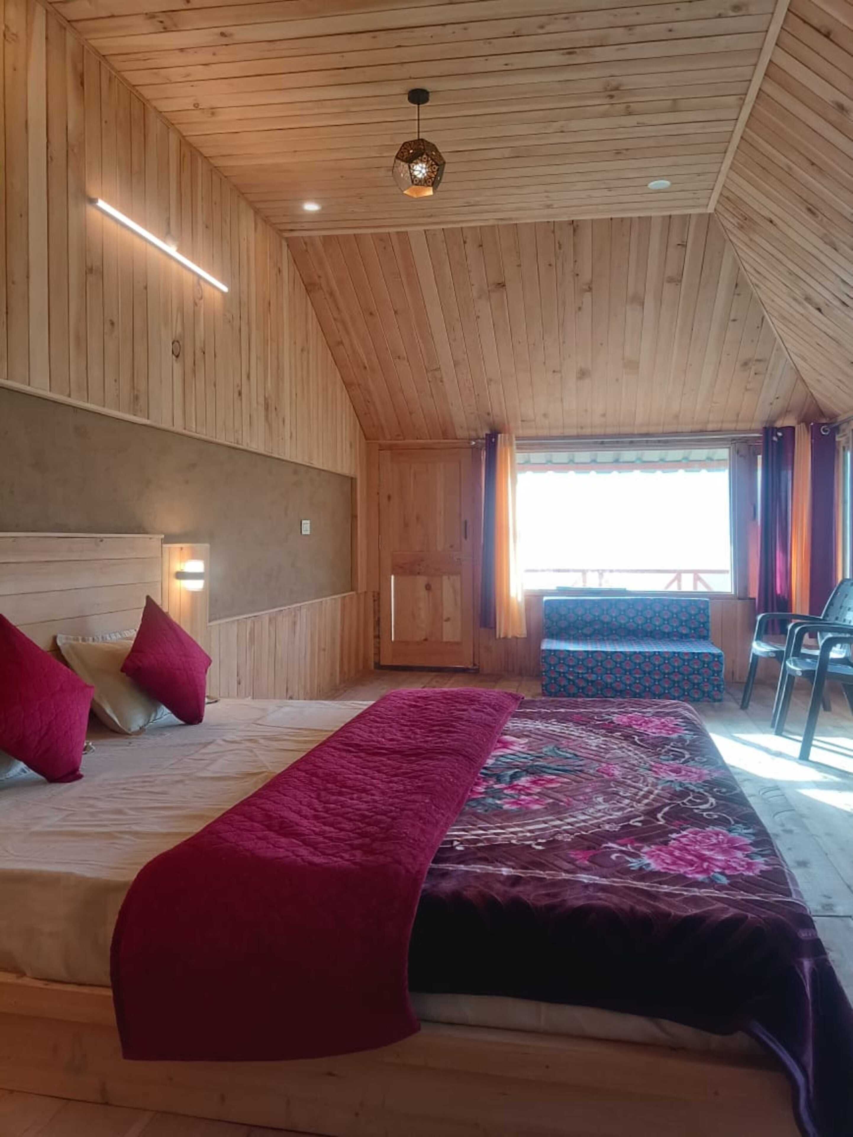 Deluxe Room | Rollaway beds (surcharge), bed sheets