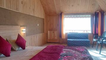 Deluxe Room | Rollaway beds (surcharge), bed sheets