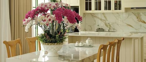 Familienvilla, Terrasse, Gartenblick | Eigene Küche