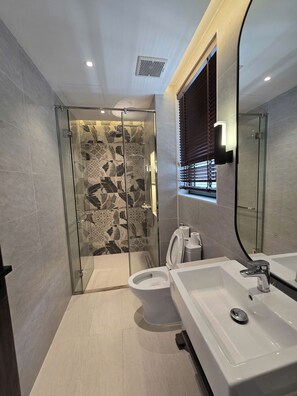 Villa Deluxe, patio, vista giardino | Bagno | Set di cortesia gratuito, asciugacapelli, asciugamani, sapone