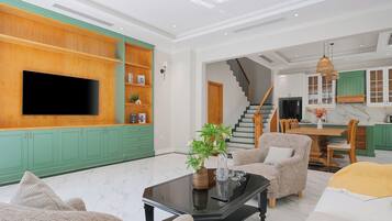 Comfort-Villa, Terrasse, Gartenblick | Wohnbereich | Smart-TV