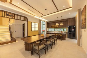 Villa Deluxe, patio, vista giardino | Cucina privata | Frigorifero, microonde, pentole/stoviglie/utensili