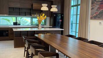 Villa Deluxe - uteplats - utsikt mot trädgården | Vardagsrum | Smart-tv