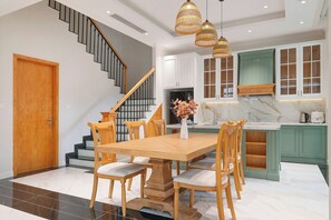 Vila Comfort, patio, pemandangan kebun | Dapur pribadi | Lemari es, microwave, dan peralatan masak/sendok-piring