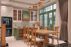 Vila Comfort, patio, pemandangan kebun | Dapur pribadi | Lemari es, microwave, dan peralatan masak/sendok-piring