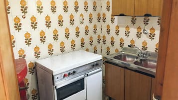 Frigorífico, placa de cocina, hervidor eléctrico y utensilios de cocina