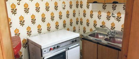 Fridge, stovetop, electric kettle, cookware/dishes/utensils