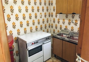 Fridge, stovetop, electric kettle, cookware/dishes/utensils - La Casina di Zia Nina Vacation Home (Praia a Mare)