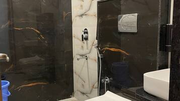 Kamar Deluks | Kamar mandi | Shower, handuk, dan sabun